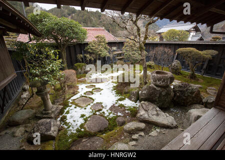 Japan. Tsumango-Juku (Tsumango). Ein Garten in einem traditionellen Gasthaus in der Stadt Stockfoto