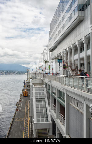 Canada Place ist ein Gebäude an der Burrard Inlet Uferpromenade von Vancouver, Britisch-Kolumbien. Es ist die Heimat von Vancouver Convention Centre, Stockfoto