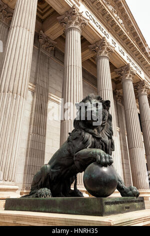 Löwe am Eingang des das spanische Parlament (Congreso de Los Diputados) Stockfoto