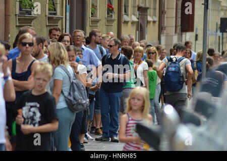 Bozen, Italien - 29. Juli 2015: Touristen in der Schlange vor Süd Tirol Museum der Archäologie, Mann aus dem Eis Ötzi zu sehen Stockfoto