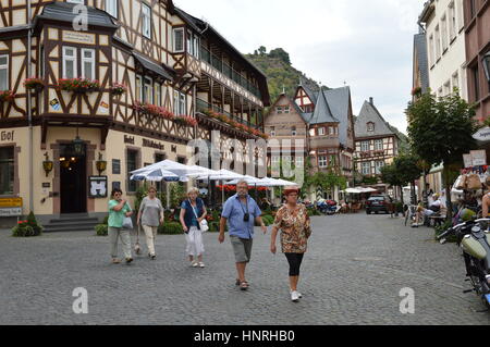 Bacharach, Deutschland - 23. August 2015: Touristen zu Fuß durch alte Gassen in Bacharch am Fluss Rhein Stockfoto