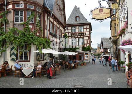 Bacharach, Deutschland - 23. August 2015: Touristen zu Fuß durch alte Gassen in Bacharch am Fluss Rhein Stockfoto