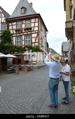 Bacharach, Deutschland - 23. August 2015: Touristen zu Fuß durch alte Gassen in Bacharch am Fluss Rhein Stockfoto