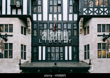 Die vordere Fassade und das Schild über dem Eingang zum Liberty Kaufhaus. Im Jahre 1875 eröffnet, ist es berühmt für Luxus gut und klassischen Liberty Designs. Stockfoto