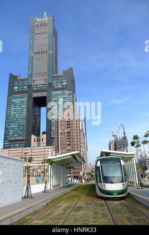 KAOHSIUNG, TAIWAN--29. Januar 2017: das neue Kaohsiung Stadtbahn Straßenbahnsystem, das vor kurzem teilweise Betrieb aufgenommen hat. Auf der Rückseite ist die 85 s Stockfoto