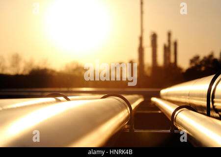 Goldene Stahlrohr Netzwerk in Erdöl-Raffinerie Stockfoto