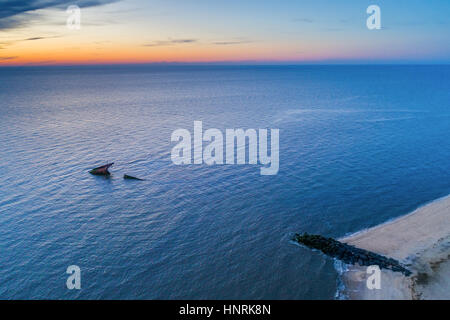 Sonnenuntergang über der Delaware Bay und SS Atlantus Schiffbruch bei Sonnenuntergang am Sunset Beach in Cape May, New Jersey. Stockfoto