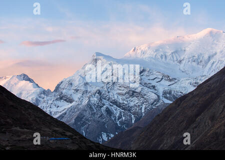Wunderschönen Sonnenaufgang Berglandschaft, Annapurna Range im Himalaya, Nepal. Stockfoto