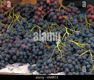 Lila Trauben auf einem Tisch zum Verkauf an lokalen Farmers Market in Northern California Bay Area Stockfoto