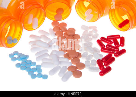 Fünf Flaschen Rezept aufgereiht auf ihren Seiten verschütten Medikamente Pillen heraus auf einer weißen Tischfläche isoliert auf einem weißen Hintergrund. Darstellung m Stockfoto