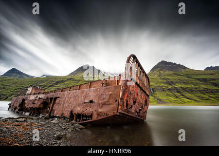 Schiff Wrack Angeln rostet im Fjord bei Mjoifjordur in Ost-Island entfernt Stockfoto