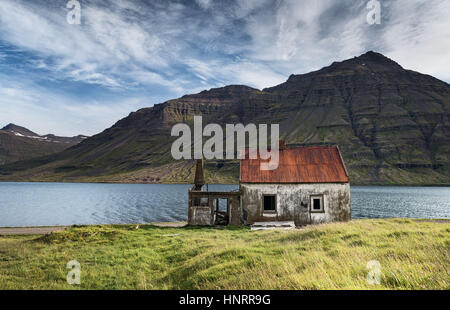 Verlassene Fjordland Haus mit ein leuchtend rotes Dach in Seydisfjordur, Ost-Island Stockfoto