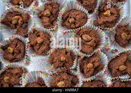 Nahaufnahme von hausgemachten Pralinen mit Pistazien von oben Stockfoto