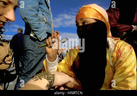 Frau Anwendung eine Henna-Tattoo auf eine Touristen-Hand im Markt Djemaa el-Fna in Marrakesch Marokko Stockfoto