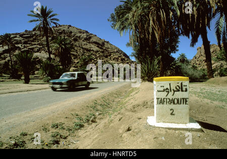 Zweisprachige Tafraoute 2 Km Meilenstein, Tafraoute, Souss-Massa-Draa Region, Marokko Stockfoto