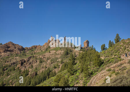 Menschen auf dem Fußweg, der zum Roque Nublo (Cloud Rock) 1813 m führt. auf Gran Canaria auf den Kanarischen Inseln Stockfoto