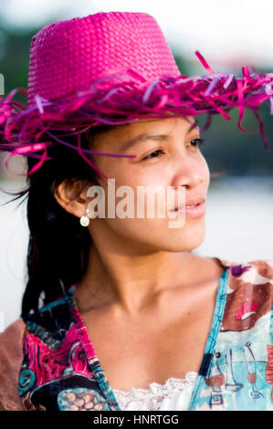 Junge Asiatin vor Ort Stockfoto