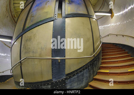 Spiralförmige Treppe und Aufzug in der Eingang Welle hinunter zum Fußgängertunnel Greenwich, London, UK Stockfoto