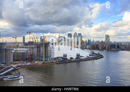 Blick über den Fluss Themse auf Baustellen in der 02 Arena Amd Canary Wharf in der Ferne, Greenwich, London Stockfoto