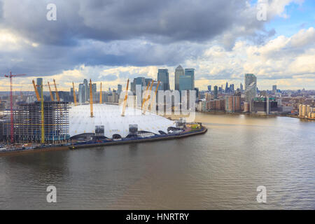 Blick über die Themse auf Baustellen bei der 02 Arena und Canary Wharf in der Ferne, Greenwich Peninsula, London Stockfoto