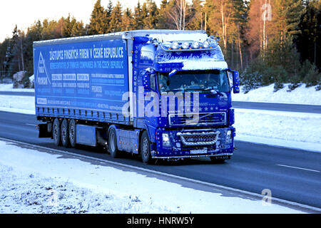 SALO, Finnland - 5. Januar 2017: Blauer Volvo FH12 460 von Saps Trans mit Frost und Schnee am Fahrzeug transportiert Güter entlang der Autobahn in sehr kalten weat Stockfoto