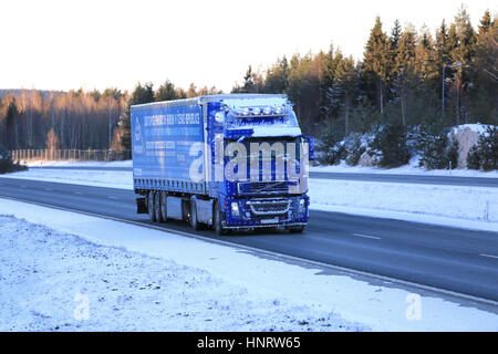 SALO, Finnland - 5. Januar 2017: Blauer Volvo FH12 460 von Saps Trans mit Frost und Schnee am Fahrzeug transportiert Güter entlang der Autobahn in sehr kalten weat Stockfoto