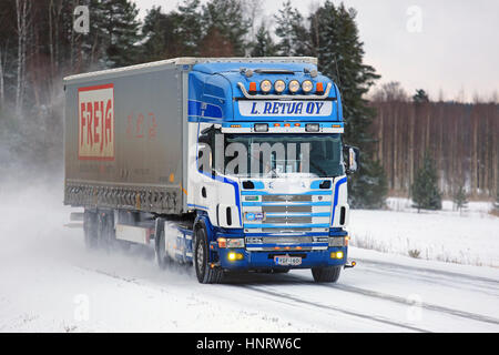 SALO, Finnland - 7. Januar 2017: Maßgeschneiderte Scania 164 L 480 LKW und Curtainsider Sattelauflieger L. Retva Oy schneereichen Winter Straße im Süden von Finnland. Stockfoto