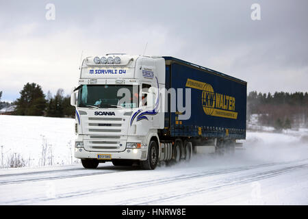 SALO, Finnland - 7. Januar 2017: Weiß Scania halb M. Sorvali Oy schleppt Curtainsider Trailer auf verschneiten Weg an einem bewölkten Tag im Winter. Stockfoto