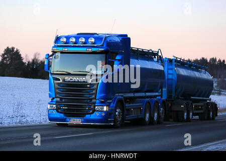 SALO, Finnland - 6. Januar 2016: Neue blaue Scania R580 Tankwagen für Schüttguttransport bewegt sich entlang der Autobahn in der Nähe von Sonnenuntergang. Stockfoto