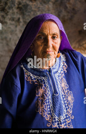 Tunisia.Matmata. Berber Frau in Höhlenwohnungen Haus. Stockfoto