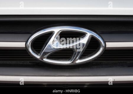 Hyundai Logo auf einem Händlergebäude. Hyundai ist ein multinationaler Automobilhersteller mit Hauptsitz in Seoul, Südkorea. Es wurde 19 von Chung Ju-yung gegründet Stockfoto