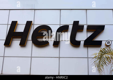 Hertz-Schild an einem Gebäude. Hertz ist eine amerikanische Autovermietung mit internationalen Standorten in 150 Ländern weltweit. Stockfoto