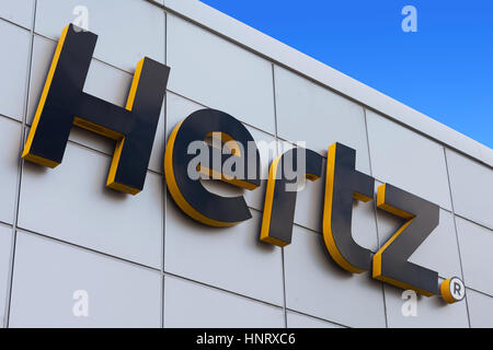 Hertz-Schild an einem Gebäude. Hertz ist eine amerikanische Autovermietung mit internationalen Standorten in 150 Ländern weltweit. Stockfoto