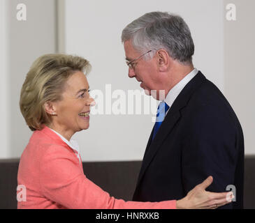 Brüssel, Belgien. 15. Februar 2017. Deutsche Innenminister Verteidigung Ursula Gertrud von der Leyen (L) spricht mit dem Vereinigten Königreich, Secretary Of State for Defense Sir Michael Fallon (R) während eines Treffens der NATO-Verteidigungsminister in der NATO Hauptquartier. -KEIN Draht-SERVICE - Foto: Thierry Monasse/Dpa-POOL/dpa Stockfoto