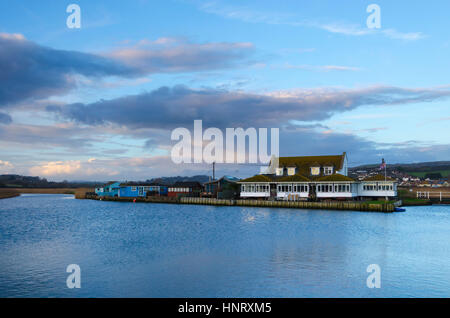 West Bay, Dorset, UK.  15. Februar 2017.  Großbritannien Wetter.  Das Riverside Restaurant neben der Brite River in West Bay in Dorset.  Bildnachweis: Graham Hunt/Alamy Live-Nachrichten Stockfoto