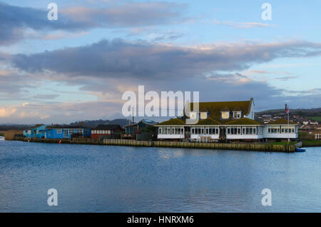 West Bay, Dorset, UK.  15. Februar 2017.  Großbritannien Wetter.  Das Riverside Restaurant neben der Brite River in West Bay in Dorset.  Bildnachweis: Graham Hunt/Alamy Live-Nachrichten Stockfoto