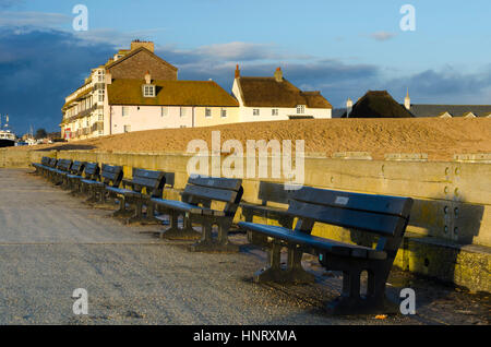 West Bay, Dorset, UK.  15. Februar 2017.  Großbritannien Wetter.  Am späten Nachmittag Sonne beleuchtet die Strandhäuser in West Bay in Dorset.  Bildnachweis: Graham Hunt/Alamy Live-Nachrichten Stockfoto