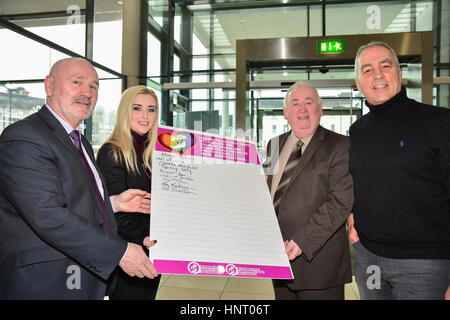 Armagh City, Großbritannien. 15. Februar 2017. West-Belfast Sinn Féin Wahlkandidaten während der Party starten Manifest in Armagh Stadt vor Wahlen im März. Bildnachweis: Mark Winter/Alamy Live-Nachrichten Stockfoto