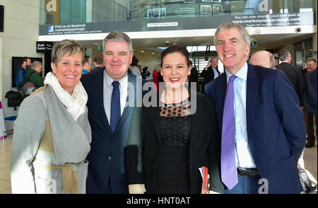 Armagh City, Großbritannien. 15. Februar 2017. Sinn Féin Cathy Rafferty, Cathal Boylan, irische TD Mary Lou McDonald und Máirtín Ó Muilleoir nehmen Sie sich Zeit für ein Selfie während der Party Start Manifest in Armagh Stadt vor Wahlen im März. Bildnachweis: Mark Winter/Alamy Live-Nachrichten Stockfoto