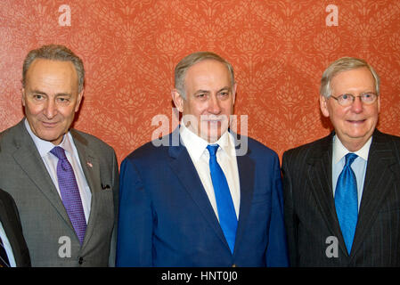 Eine parteiübergreifende Gruppe von Senatoren der Vereinigten Staaten posieren für ein Foto mit Premierminister Benjamin Netanyahu in der US-Kapitol in Washington, DC auf Mittwoch, 15. Februar 2017. Von links nach rechts: US Senat Minority Leader Chuck Schumer (Demokrat aus New York); Ministerpräsident Netanjahu; und US Senat Majority Leader Mitch McConnell (Republikaner von Kentucky). Bildnachweis: Ron Sachs/CNP /MediaPunch Stockfoto