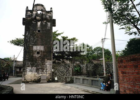 Haikou, Haikou, China. 15. Februar 2017. Haikou, CHINA-Februar 15 2017: (nur zur redaktionellen Verwendung. CHINA HERAUS). Es ist üblich, dass Architekturen aus Basalt in Sanqing Dorf, Haikou, Hainan Provinz Süd-China. Das Dorf Sanqing liegt im Reliquien des Vulkans und die meisten Architekturen mit Basalt errichtet wurden. Bildnachweis: SIPA Asien/ZUMA Draht/Alamy Live-Nachrichten Stockfoto