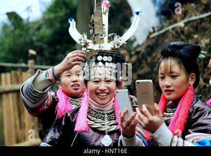 China. 9. Februar 2017. Guizhou, CHINA-Februar 9 2017: (nur zur redaktionellen Verwendung. CHINA aus) Miao Leute zu versammeln, um Laternenfest in Rongjiang County, Südwesten Chinas Provinz Guizhou, 9. Februar 2017 feiern. Bildnachweis: SIPA Asien/ZUMA Draht/Alamy Live-Nachrichten Stockfoto