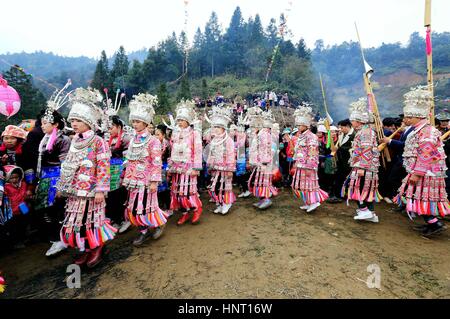 China. 9. Februar 2017. Guizhou, CHINA-Februar 9 2017: (nur zur redaktionellen Verwendung. CHINA aus) Miao Leute zu versammeln, um Laternenfest in Rongjiang County, Südwesten Chinas Provinz Guizhou, 9. Februar 2017 feiern. Bildnachweis: SIPA Asien/ZUMA Draht/Alamy Live-Nachrichten Stockfoto