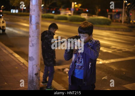 Fuzh, Fuzh, China. 8. Februar 2017. Fuzhou, CHINA-Februar 8 2017: (nur zur redaktionellen Verwendung. CHINA HERAUS). Kinder versuchen, Passanten mit Spielzeugpistolen in Straße in Fuzhou, Südost-China Fujian Provinz, 8. Februar 2017 zu erschrecken. Bildnachweis: SIPA Asien/ZUMA Draht/Alamy Live-Nachrichten Stockfoto