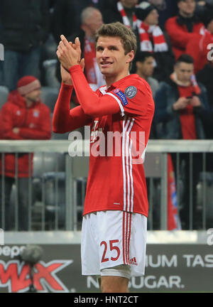 München, Deutschland. 15. Februar 2017. Bayern Thomas Mueller klatscht während das erste Bein-Spiel der Runde der 16 der europäischen Champions League zwischen Bayern München und Arsenal in München, am 15. Februar 2017. Bayern München gewann 5: 1. Bildnachweis: Philippe Ruiz/Xinhua/Alamy Live-Nachrichten Stockfoto