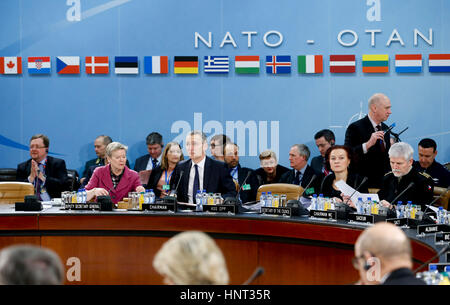 Brüssel, Belgien. 16. Februar 2017. NATO Secretary General Jens Stoltenberg (C) hält des zweiten-Tages NATO Defence Minister treffen am Hauptsitz In Brüssel, 16. Februar 2017. Bildnachweis: Ye Pingfan/Xinhua/Alamy Live-Nachrichten Stockfoto