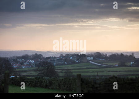 Eggborough, Yorkshire, Großbritannien. 16. Februar 2017. Am frühen Morgen Strahlen über Eggborough Power Station eine große Kohle-Kraftwerk in North Yorkshire, England, in der Lage, die Mitverbrennung von Biomasse. Es liegt am Fluss Aire, zwischen den Städten Knottingley und Snaith, seinen Namen von der nahe gelegenen Dorf von Eggborough ableiten. Die Station verfügt über eine Leistung von 1.960 Megawatt, genug Strom für 2 Millionen Häuser, entspricht der Fläche von Leeds und Sheffield. Bildnachweis: Windmühle Bilder/Alamy Live-Nachrichten Stockfoto