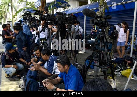 Kuala Lumpur, MALAYSIA. 16. Februar 2017. Hunderte von Reportern ständig Berichte über Kim Jong-nam und einen Mord an außerhalb von Kuala Lumpur Krankenhaus auf der 16. Februar 2017 in Kuala Lumpur, Malaysia. Bildnachweis: Chris Jung/ZUMA Draht/Alamy Live-Nachrichten Stockfoto