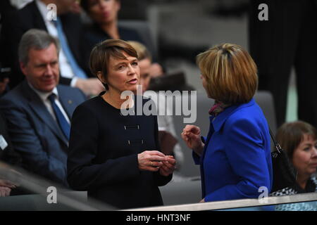 Berlin, Deutschland. 12. Februar 2017. Elke Büdenbender (L), die Frau des Präsidentschaftskandidaten Frank-Walter Steinmeier, mit Daniela Schadt, der Partner des scheidenden Bundespräsidenten Joachim Gauck im Bundestag bei der Wahl des nächsten Bundespräsidenten in Berlin, Deutschland, 12. Februar 2017. Die Bundesversammlung einberufen, um die Mittagszeit am Sonntag für die Wahl des neuen Präsidenten. Foto: Ralf Hirschberger/Dpa/Alamy Live News Stockfoto