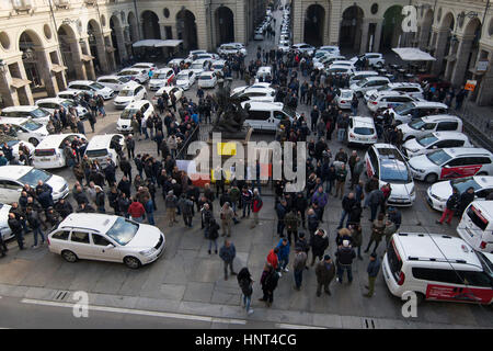 Turin, Piemont, Italien. 16. Februar 2017. Turin, Italien 16. Februar 2017: Taxi Fahrer Protest in Turin gegen Uber und neue Gesetze auf Palazzo Civico und Piazza Castello in Turin, Italien: Stefano Guidi/ZUMA Draht/Alamy Live News Stockfoto